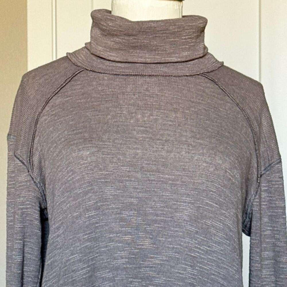 Free People We The Free Turtle Neck Slit Back Hi-Lo Sweater Size XS Taupe - Picture 10 of 14